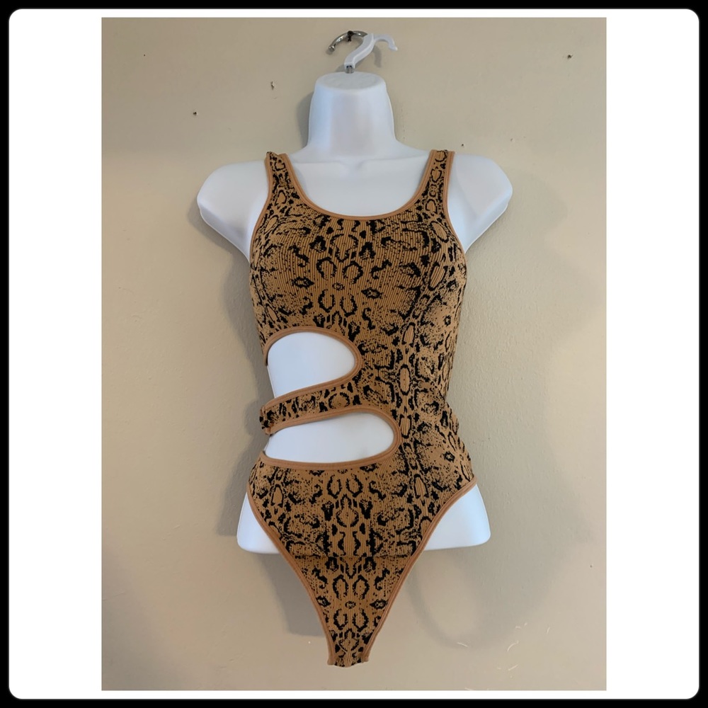 Cheetah print sleeveless bodysuit 🐆